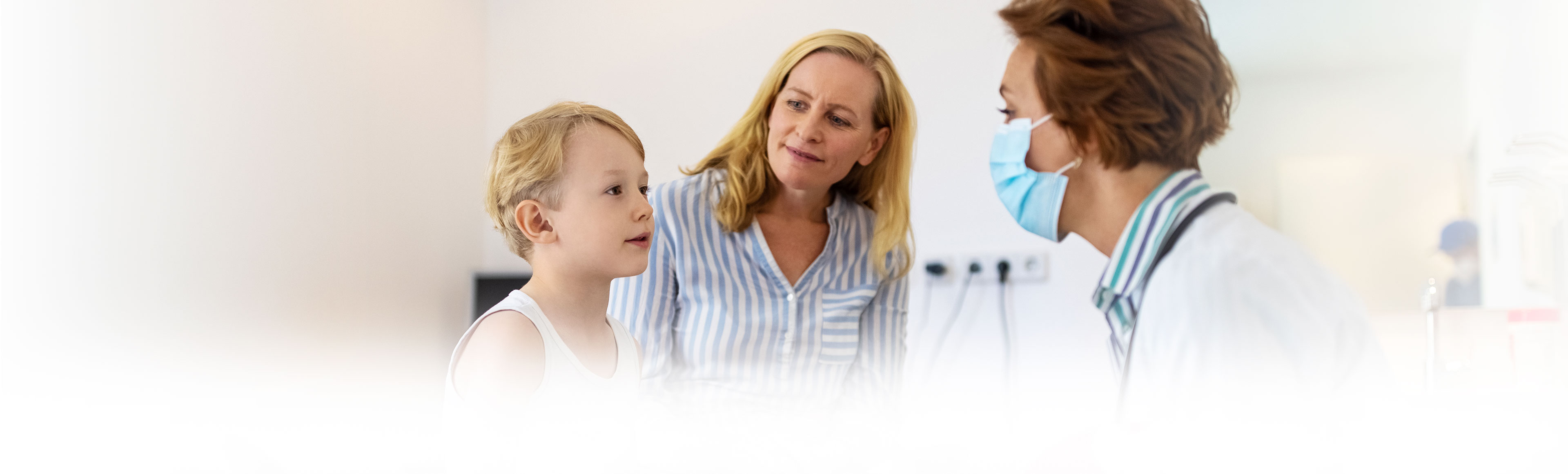 Benefits banner image- Doctor examines the patient