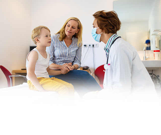 Benefits banner image- Doctor examines the patient